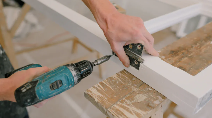 Guía para instalar bisagras de acero inoxidable en puertas y gabinetes